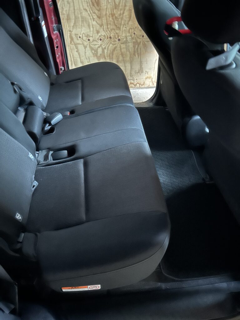 出張車内清掃＿後部座席洗浄後