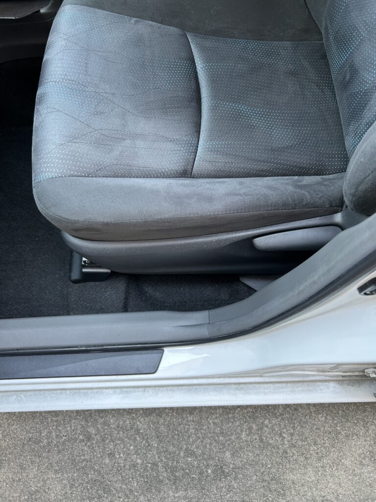 座席下隙間ゴミ汚れの車内清掃after