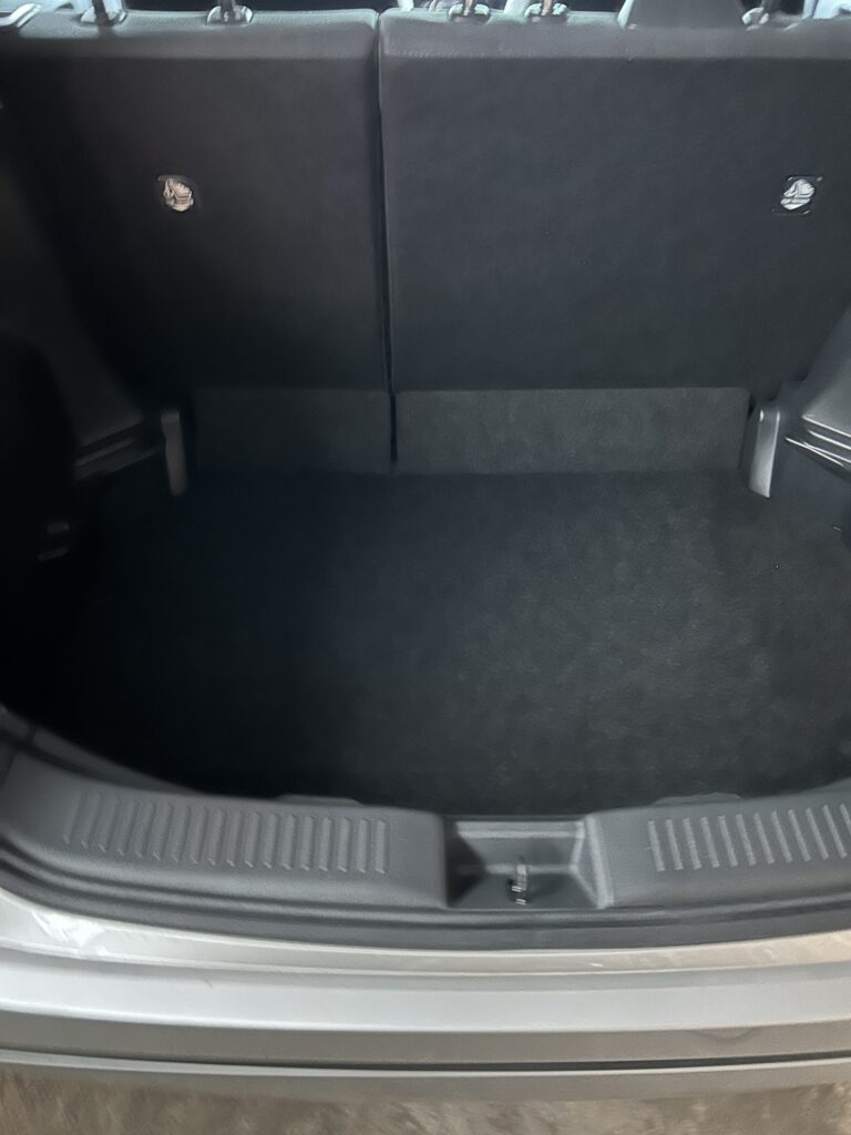 荷室汚れの車内清掃＿清掃後