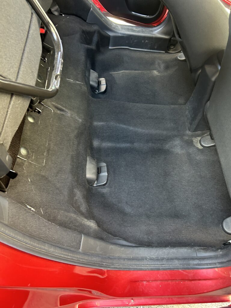 シート下砂汚れ車内清掃後