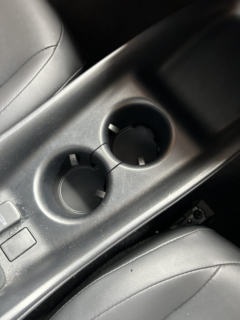 出張車内清掃カップホルダー汚れ清掃後