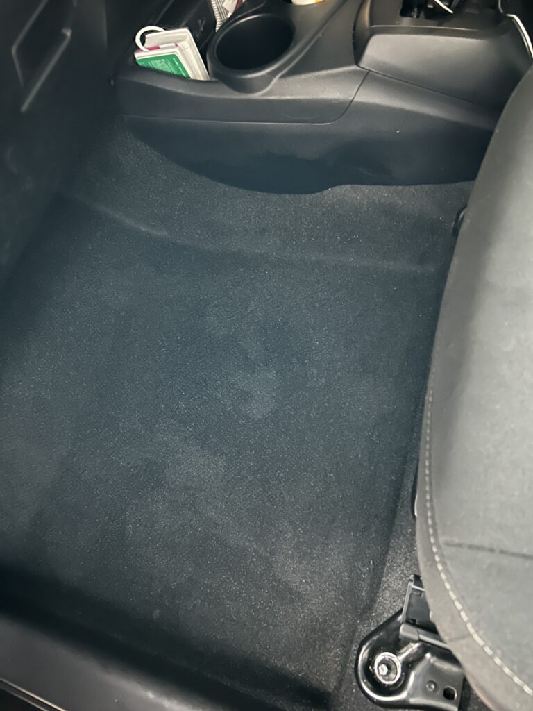 出張車内清掃マット下カビ汚れ清掃後