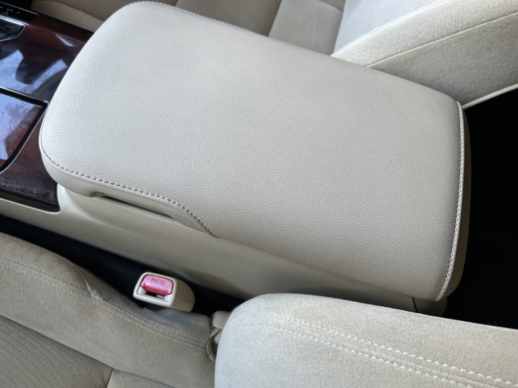 肘置き黒ずみ汚れ　出張車内清掃後