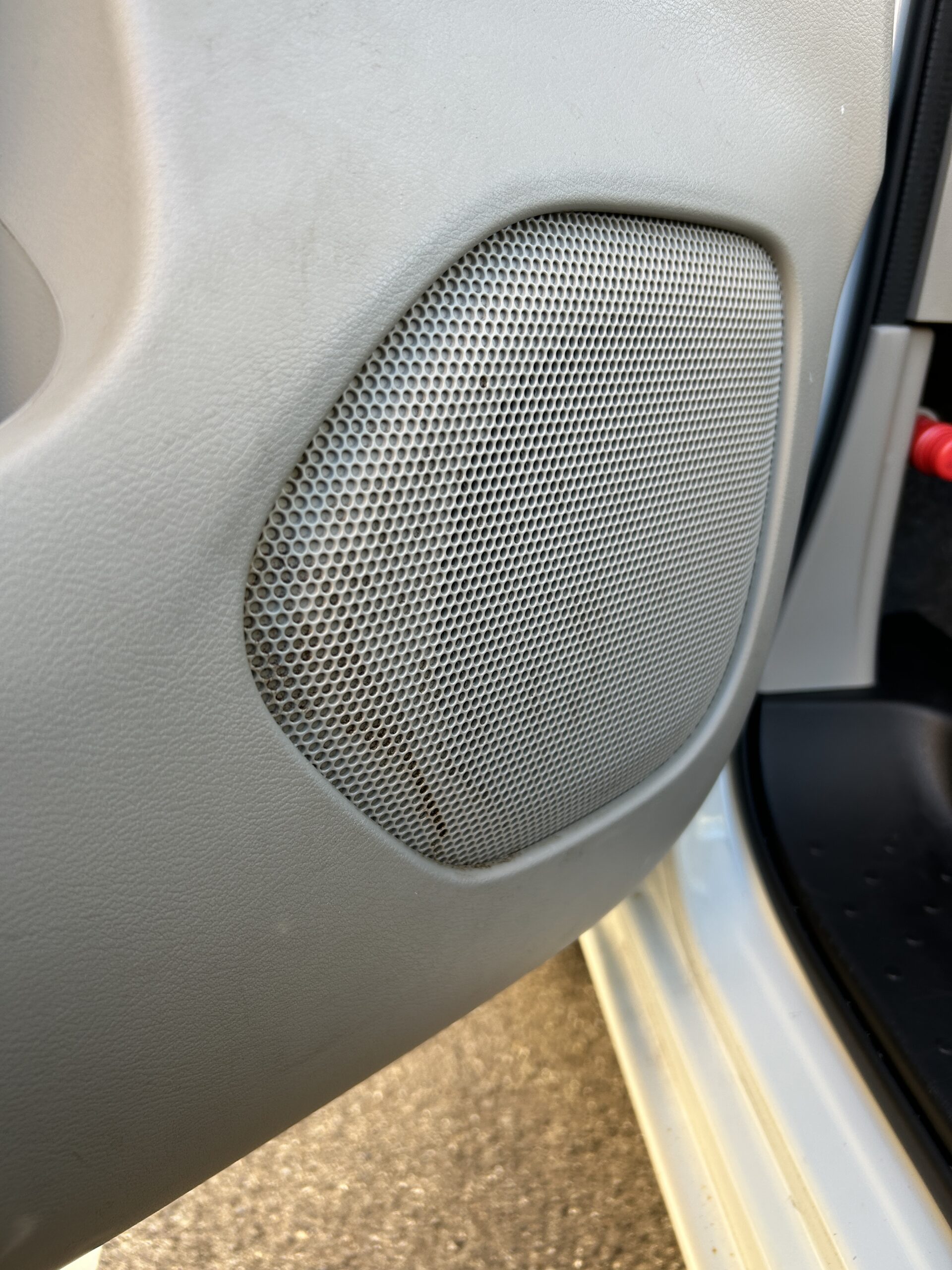 ドアスピーカータバコ汚れ